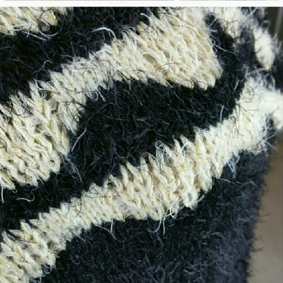 'PARIS' FUZZY CREAM & BACK SWEATER - Picture 4 of 4